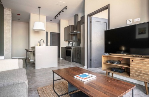 West Loop Apartment | Cozy West Loop 1BR w/Pool, Gym, nr. Restaurant Row, by Blueground