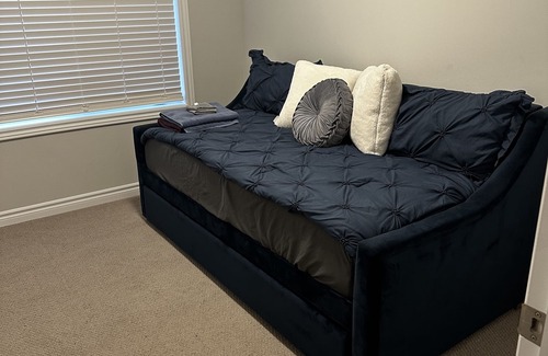 Whitby House | Cozy Whitby Retreat (Private 2 Bedroom Townhouse)