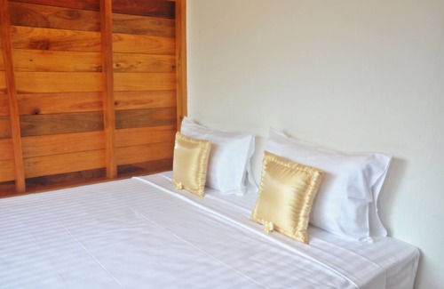 Baan Tai Cottage | Cozy Wooden Bungalow with double bed