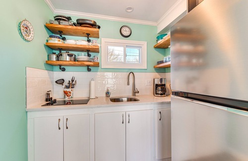 York Beach Apartment | Cozy York Studio w/Ocean View, Steps to Beach!