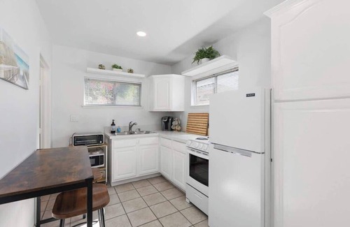 Bay Park House | CozyCondo/OutdoorDining&Sunshine/2BRHideaway