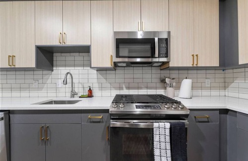 Aurora Highlands Apartment | CozyRetreat Sleeps 6 FreeParking DC* Airport Metro