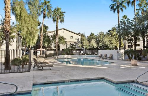 Chandler Apartment | CozySuites Chandler with 2 pools, jacuzzi, arcade!