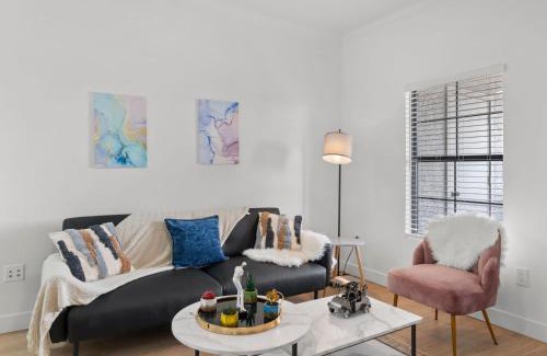 Chandler Apartment | CozySuites Chandler with 2 pools, jacuzzi, arcade!