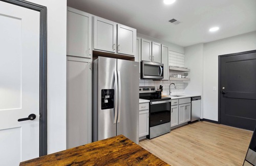 Lockerbie Square Apartment | CozySuites Mass with parking, lounge & roof deck #24