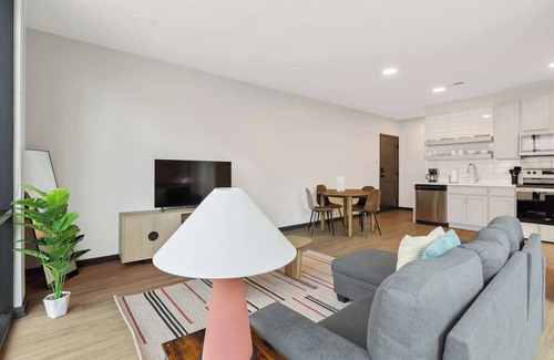 Lockerbie Square Apartment | CozySuites Mass with parking, lounge & roof deck #37