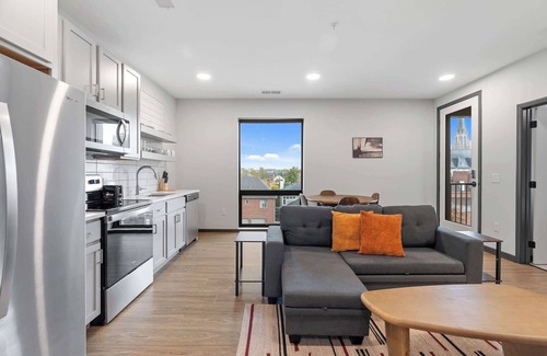 Lockerbie Square Apartment | CozySuites Mass with parking, lounge & roof deck #39