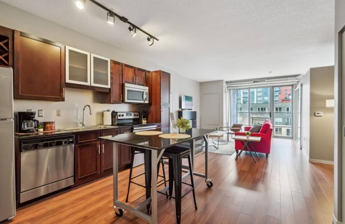 Mill District Apartment | Cozysuites Mill District Pool gym 10