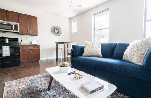 Music Row Apartment | CozySuites MusicRow Astonishing Studio free parking 37