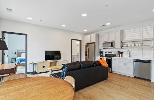 Lockerbie Square Apartment | CozySuites on Mass with garage parking #9