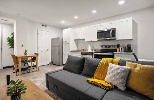 Cultural District Apartment | CozySuites Stunning 1BR in Downtown Pitts #3