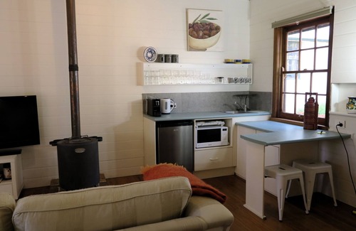 Berrima Cottage | Crabapple Cottage -Lovely self contained cottage on Heritage property