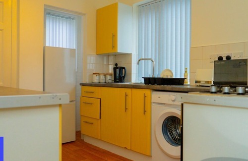Cradley Heath House | Cradley Manor - Spacious 6 Bedroom House