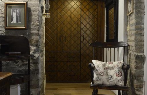 Alona House | Crambero Suites