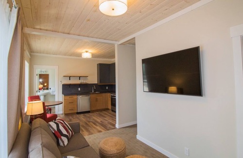 Regional District of Nanaimo Hotel | Cranberry Arms Inn