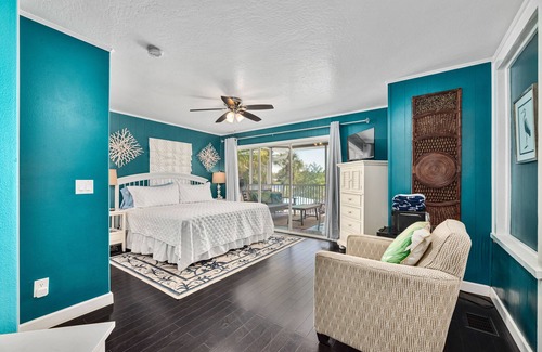 Historic Downtown Melbourne Bed & Breakfast | Crane Creek Inn Heron Room: Waterfront Pool B&B