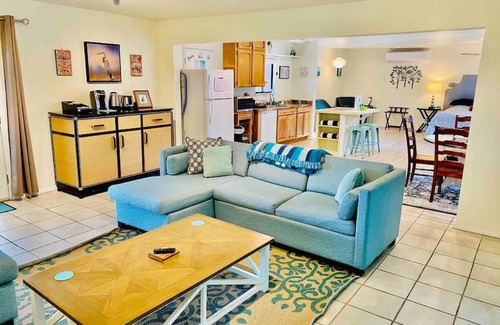 Ahwahnee House | Crane Suite Hot Tub Bbq King Bed- Sleeps 4
