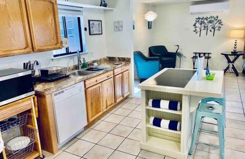 Ahwahnee House | Crane Suite Hot Tub Bbq King Bed- Sleeps 4