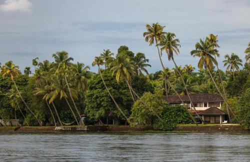 Puthenvelikara Resort | Cranganor History Café & Riverside Château