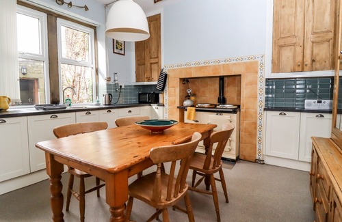 Skipton Cottage | CRAVEN HOUSE, pet friendly, character holiday cottage in Skipton