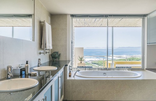 De Kelders House | Crayfish Lodge Sea & Country Guest House