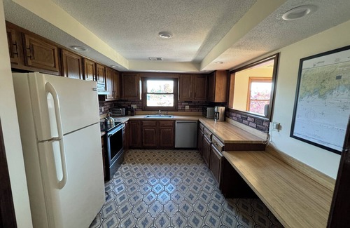 Stony Creek House | “Creek Boutique” lies steps away from beach, markets, and parks.