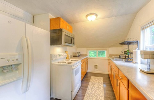 Greenwood Apartment | Creek-Front Crown Hill Craftsman with Hot Tub - Unit A