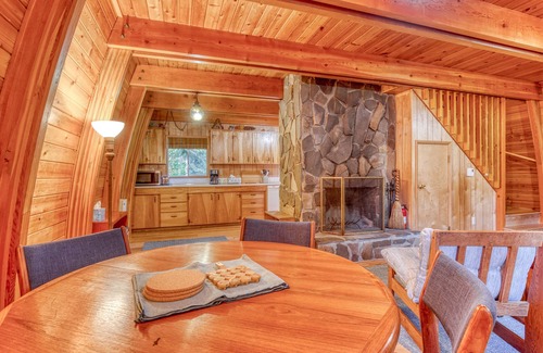 Government Camp Cabin | Creek-side mountain cabin with fireplace, balcony & full kitchen - near hiking