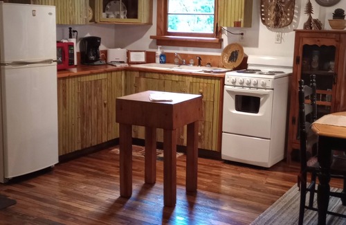 Clayton Cabin | Creekside Cabin Close to hiking trails and waterfalls