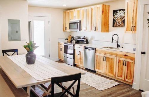 McCammon House | Creekside Cabin Magnolia stay w views and hot springs, ONE br