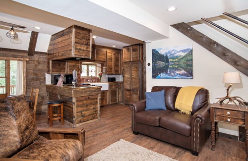 New Castle Cabin | Creekside cabin near Glenwood with outdoor kitchen