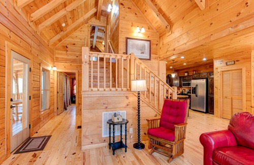 Black Mountain Cabin | CREEKSIDE LOG HOME: NEXT TO CREEK/CLOSE TO TOWN/HOT TUB/TRAILS/PETS OK