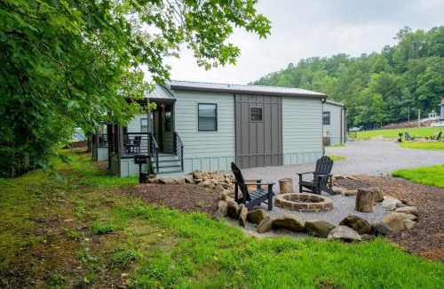 Pittman Center House | Creekside Modern Tiny Home - Firepit - Racoon Cabin