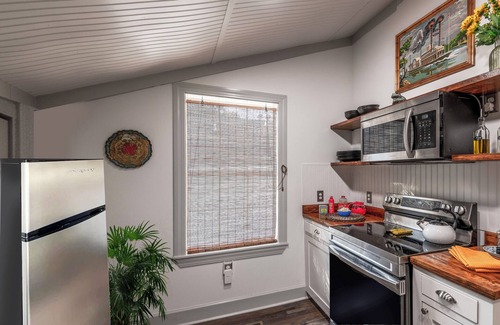 Natchez Cottage | Creole Cottage | 2/1 | Pet Friendly w/Fee, Walk to Downtown, Grill, Washer/Dryer