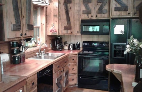 Oneida Cabin | Crickett Lane - Unequaled Vacation Experience! 8 Stall barn