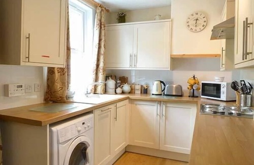 Cairnbaan Cottage | CRINAN CANAL COTTAGE, pet friendly, with open fire in Kilmartin
