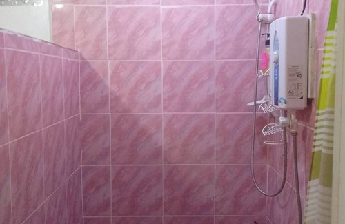 Oslob Resort | CroninResidence/family room for 5pax/breakfast