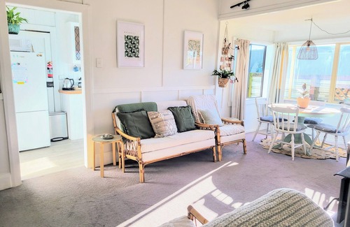 Hokitika Cottage | Crooked Mile Cottage - by the sea