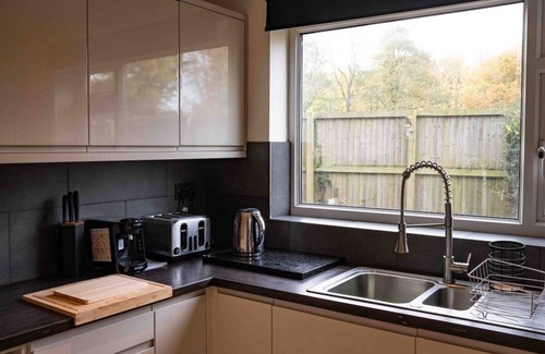 Leeds House | Cross Lane Cottage - Luxury Group Hot Tub Stay
