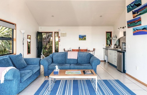 Omiha House | CrossTrees Chalet - Seaview - Waiheke Holiday Unit