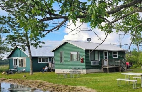 Nevis Cabin | Crow Crest Lodge Resort #2 Waters Edge, Stunning Sunsets, Family Getaway