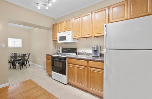 Crown Heights Apartment | Crown Heights Studio Near Subway + Private backyard