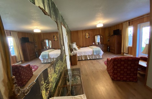 Lake Cowichan Bed & Breakfast | Crown House Bed & Breakfast