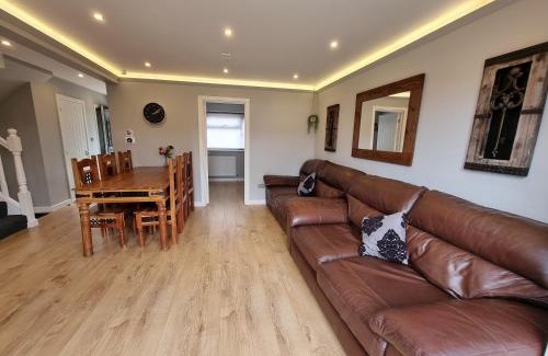 George Green House | Crown Meadow - 4 Bedroom House - Heathrow - ExcellentStays
