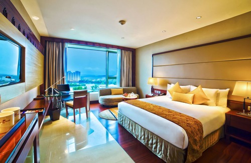 Maradu Hotel | Crowne Plaza Kochi by IHG