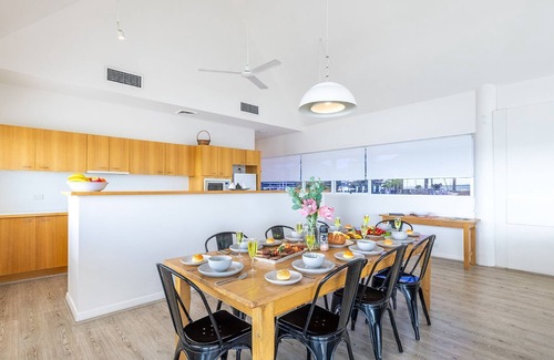 Nelson Bay Apartment | Crows Nest Marina View Apartment, 6 Teramby Rd - waterfront, WiFi, Aircon, Marina