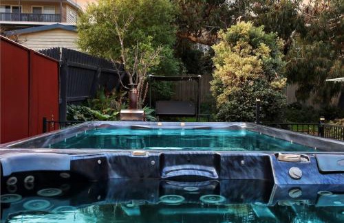 Ocean Grove House | Cruickshank Retreat I Spa and Dip Pool