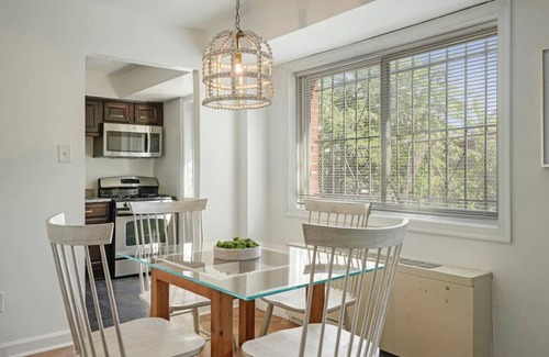Aurora Highlands Condo | Crystal City Boutique Flats/Free Parking 101