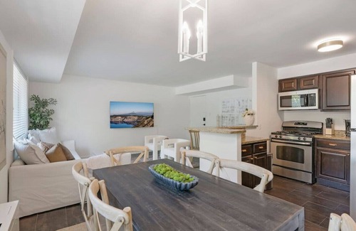 Aurora Highlands Condo | Crystal City Charm 2BR/Free Parking 104