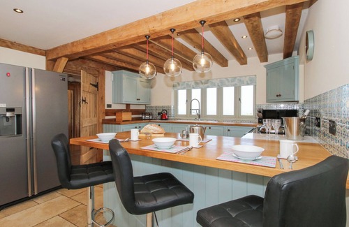 Tenbury Wells House | CUCKOO PEN COTTAGE, pet friendly, with hot tub in Tenbury Wells